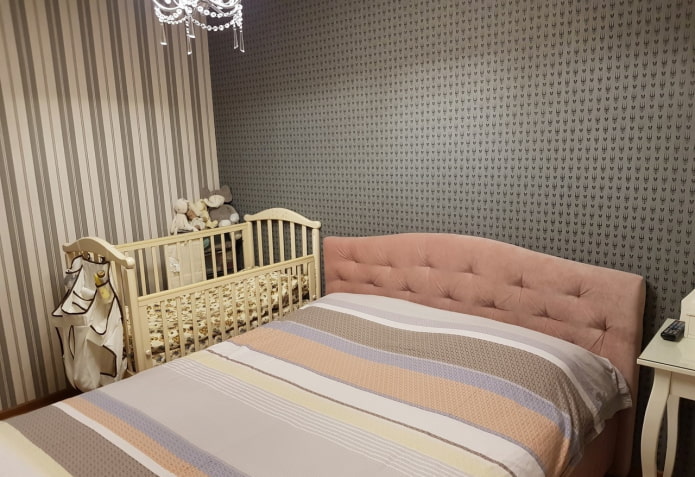 Babybett im Schlafzimmer