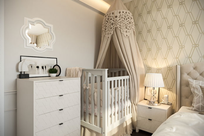 Babybett im Schlafzimmerinterieur