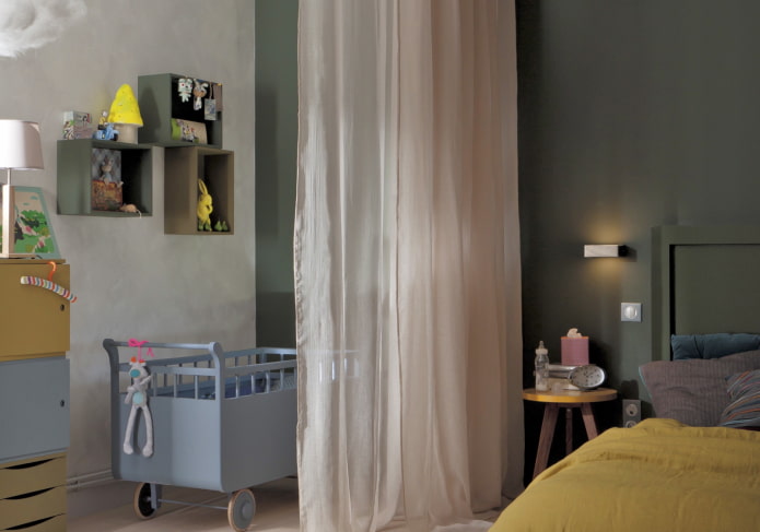 Babybett im Schlafzimmer