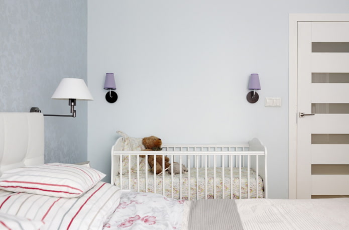 Babybett im Schlafzimmer