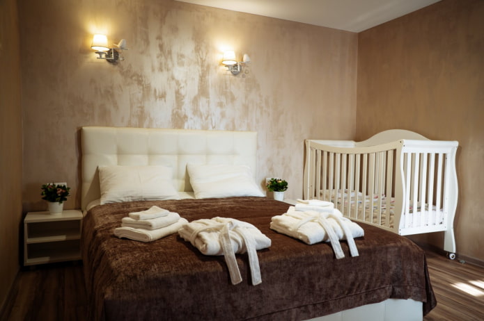 Babybett im Schlafzimmer