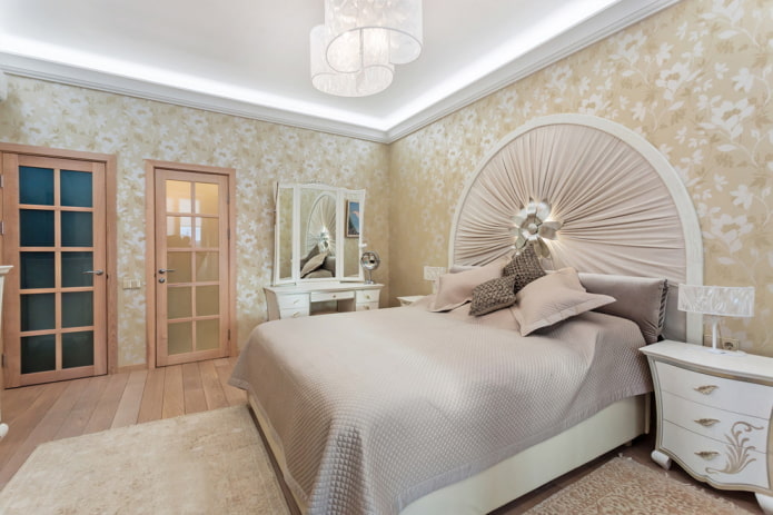 Weiß-beiges Schlafzimmerinterieur