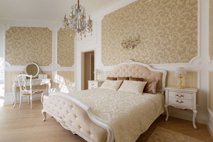 Schlafzimmer-Interieur in Weiß und Beige