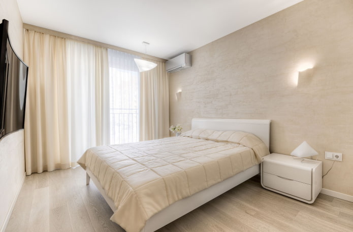 Schlafzimmer-Interieur in Weiß und Beige