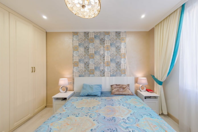 Beiges Schlafzimmer mit blauen Akzenten