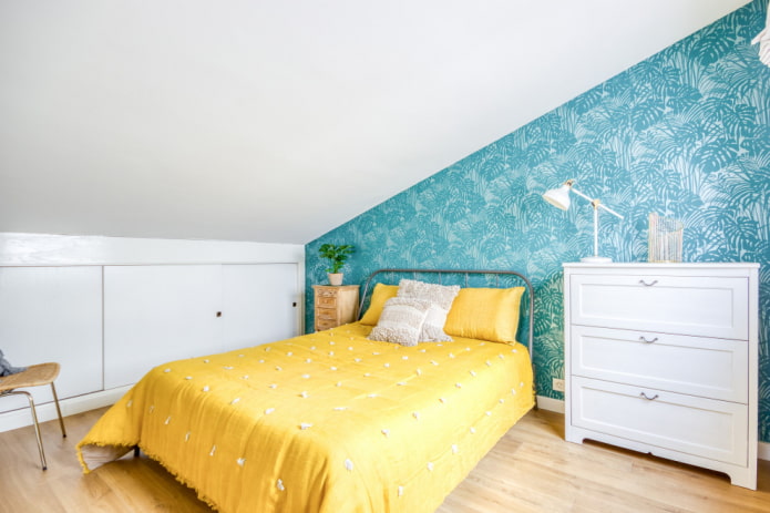 Textilien und Dekor in einem türkisfarbenen Schlafzimmer