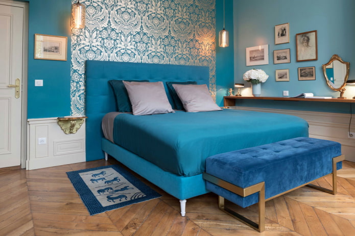 Textilien und Dekor in einem türkisfarbenen Schlafzimmer