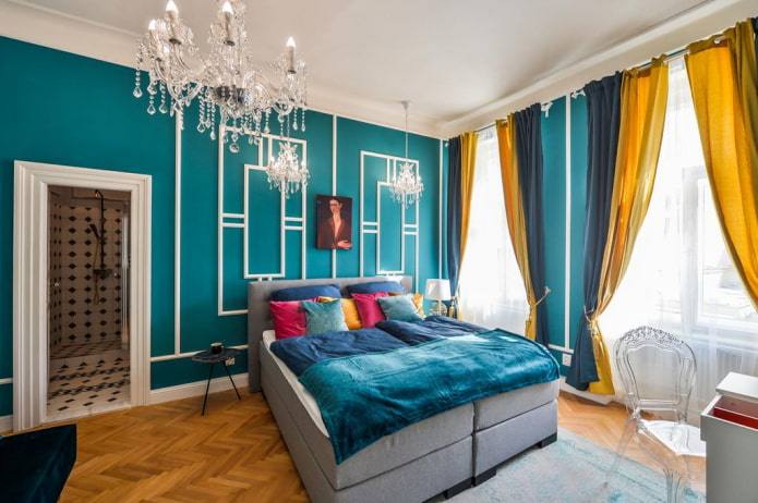 Textilien und Dekor im türkisfarbenen Schlafzimmer