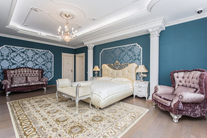 türkisfarbenes Schlafzimmer im klassischen Stil