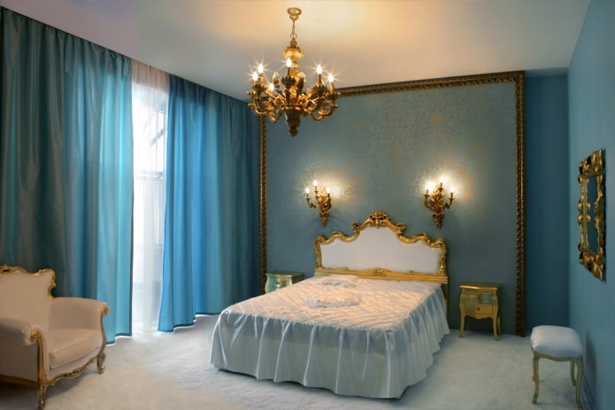 Schlafzimmerinterieur in Gold- und Blautönen