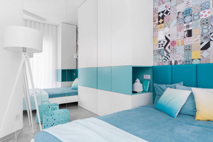 Interieur eines blauen Schlafzimmers im minimalistischen Stil