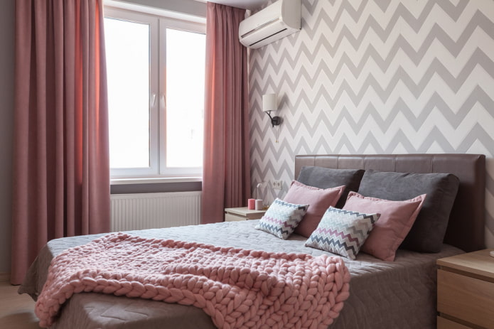 Wanddekoration im Schlafzimmer in einem Chruschtschow-Gebäude
