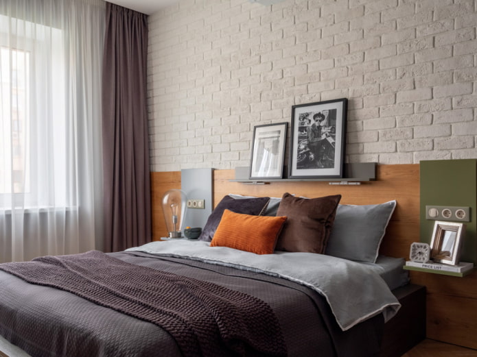 Vorhänge und Dekor im Schlafzimmer in einer Chruschtschowka