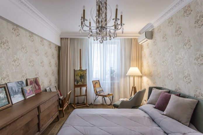 Deckendekoration im Schlafzimmer in einer Chruschtschowka