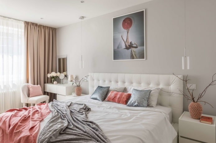 Vorhänge und Dekor im Schlafzimmer in einem Chruschtschow-Gebäude