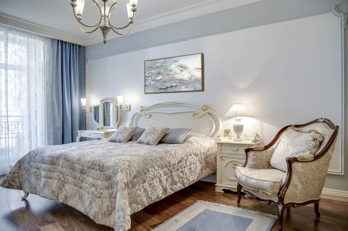 Möbel und Accessoires im Schlafzimmer im klassischen Stil