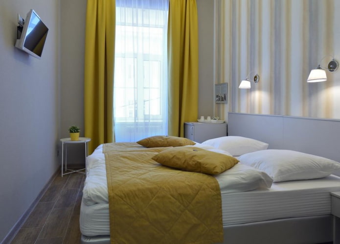 graues Schlafzimmer mit hellen Akzenten