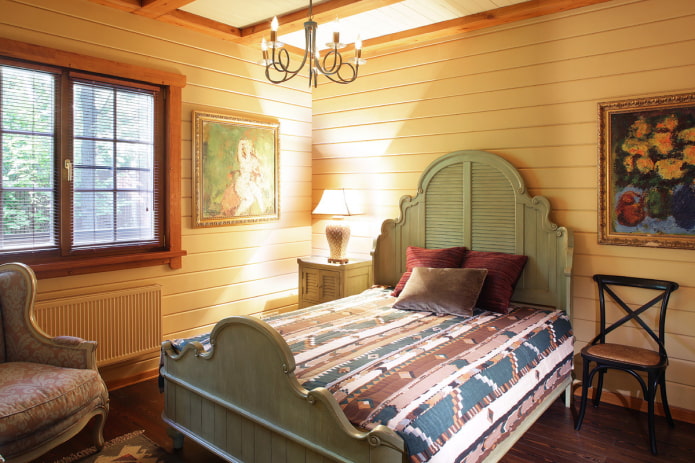 Beleuchtung in einem Schlafzimmer im Landhausstil