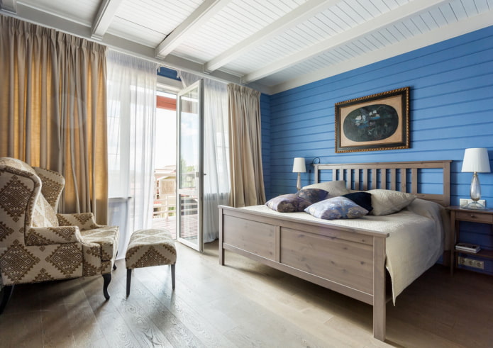Schlafzimmer-Interieur mit raumhohen Fenstern
