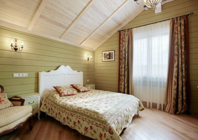 Textilien und Dekor im Schlafzimmer im Landhausstil