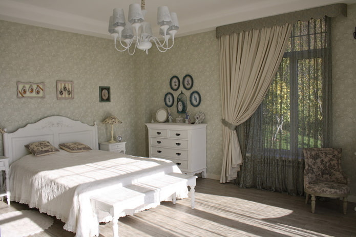 Textilien und Dekor im Schlafzimmer im provenzalischen Stil