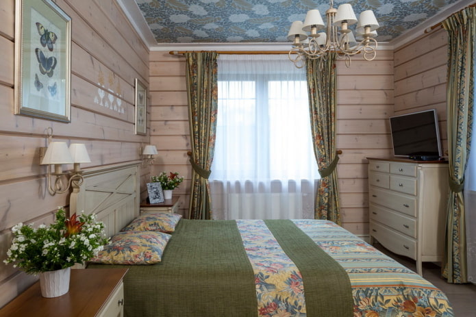 Schlafzimmer im provenzalischen Stil im Inneren des Hauses