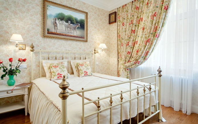Möbel im Schlafzimmerinterieur im Provence-Stil
