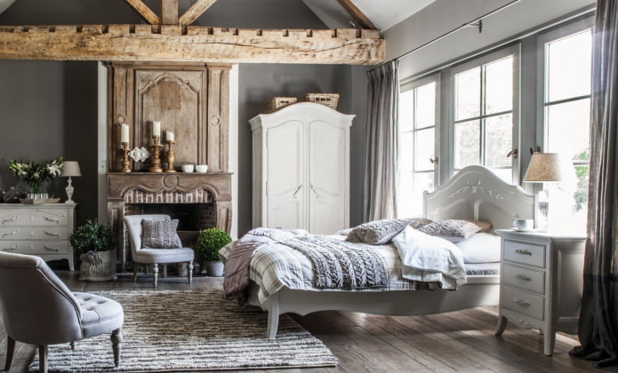 Schlafzimmer mit Kamin