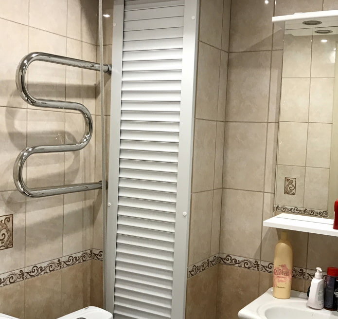 Kasten mit Rollladen im Badezimmer