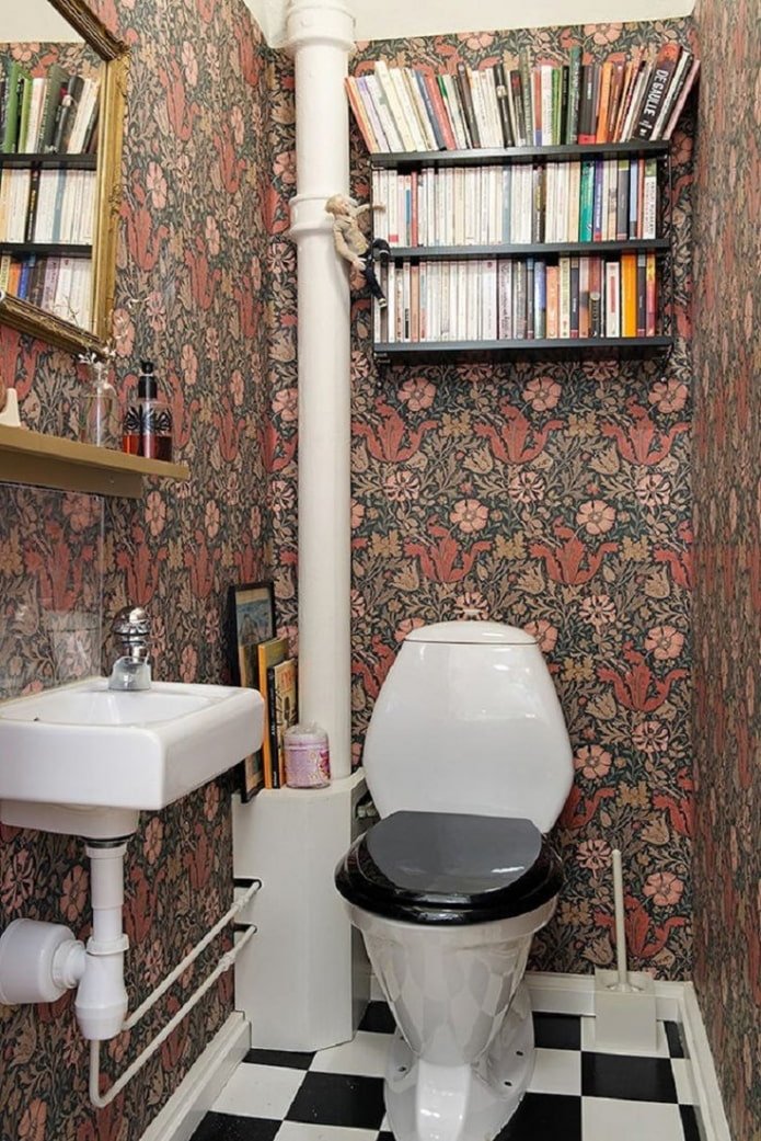 Toilette mit einem Rohr