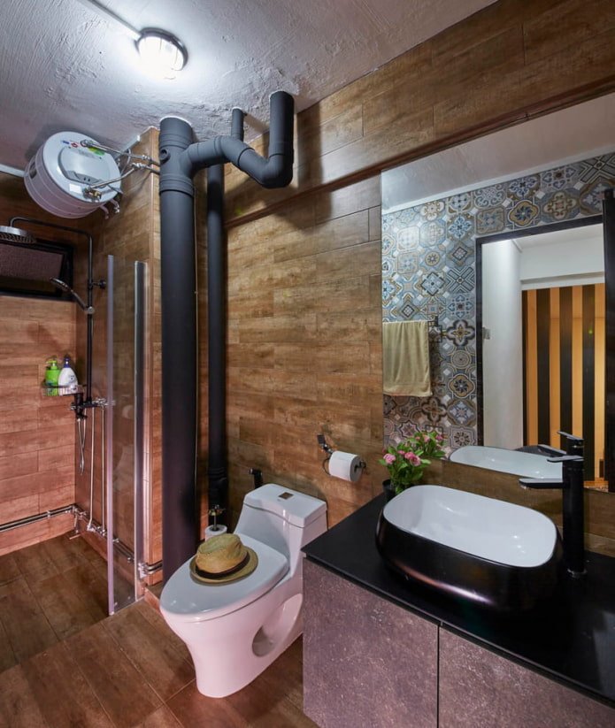 Mattschwarze Rohre in der Toilette