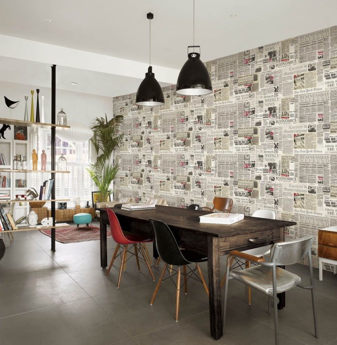 Zeitungspapiertapete im Esszimmer
