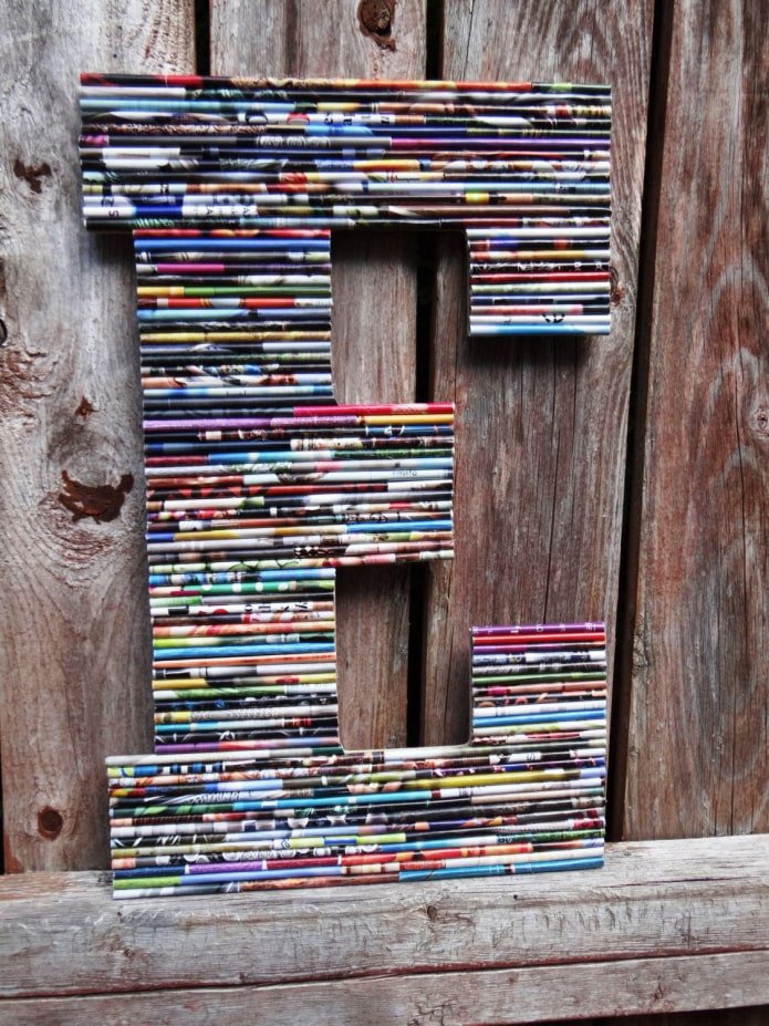 Paneel aus Zeitschriftenröhren Buchstabe e