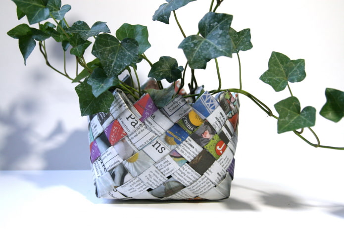 Blumentopfkorb aus alten Zeitschriften