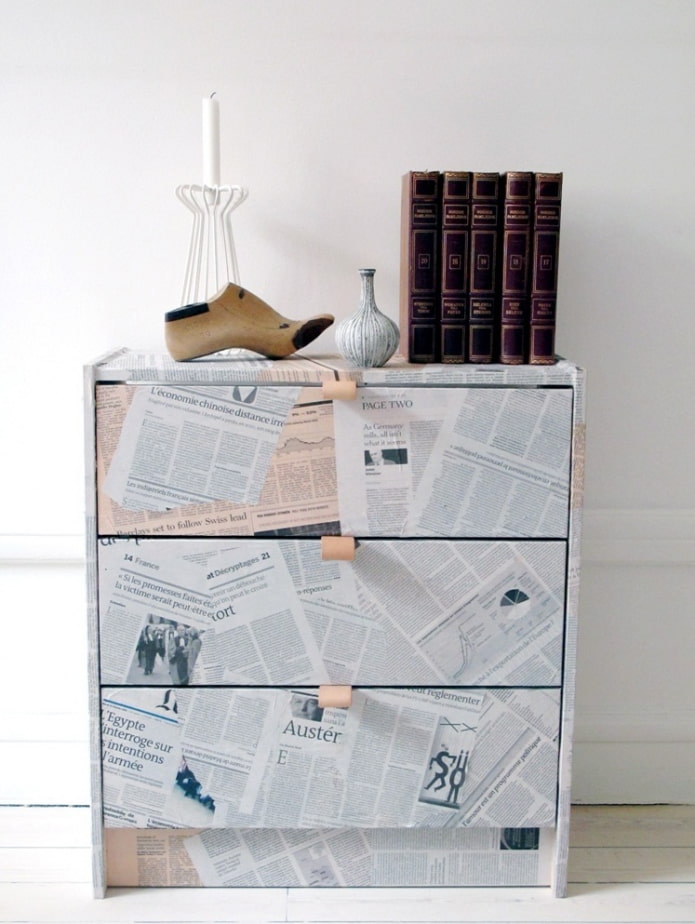 Decoupage eines Nachttisches mit Zeitungen