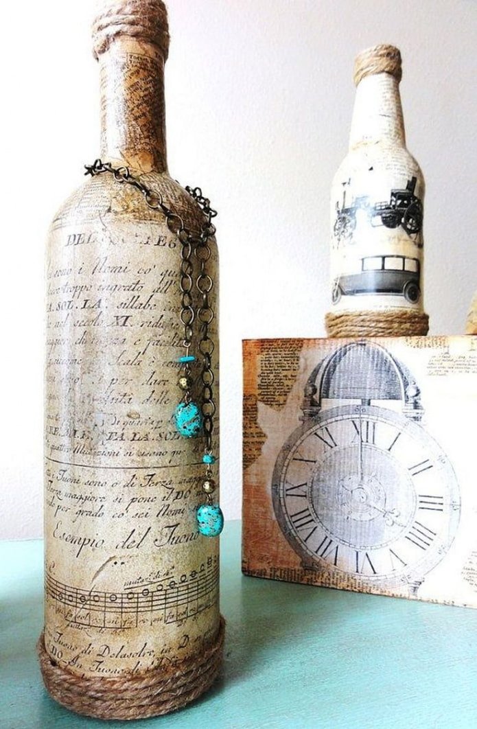 Flaschen-Decoupage mit Zeitungen