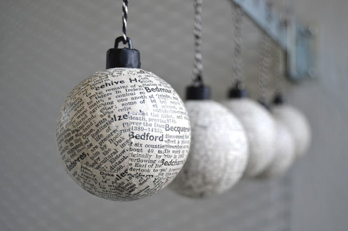 Weihnachtskugeln aus Zeitungspapier