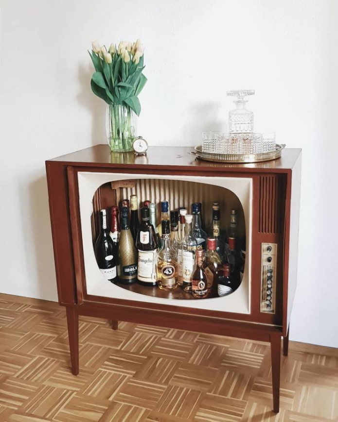 Bar aus einem Fernseher mit Beinen