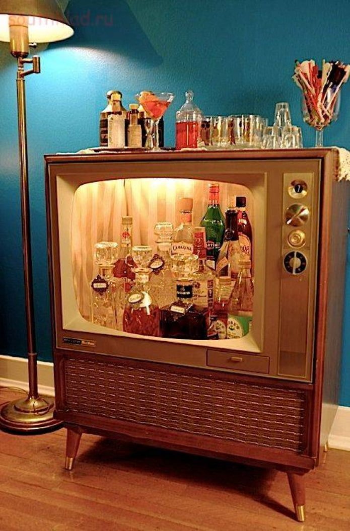 Minibar aus einem Retro-Fernseher