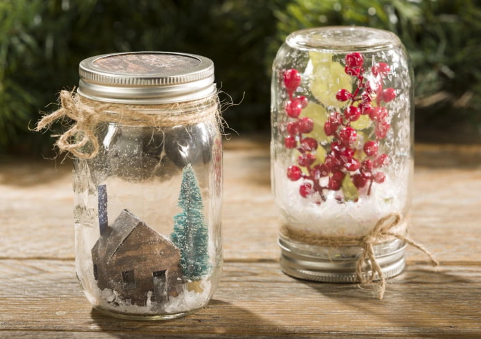 Schneekugel mit Weihnachtsbaum aus einem Glas