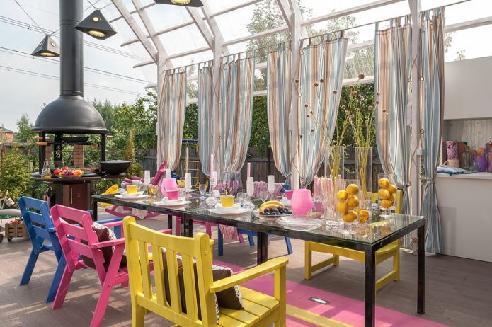 Veranda eines Landhauses mit großem Tisch