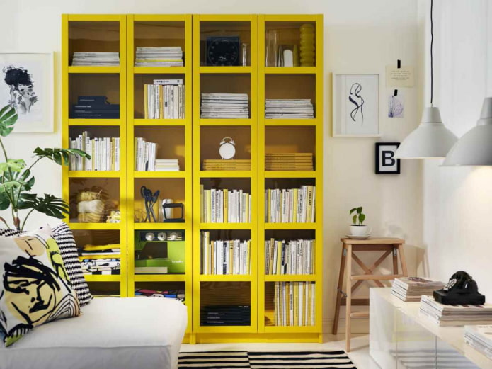 gelbes Bücherregal