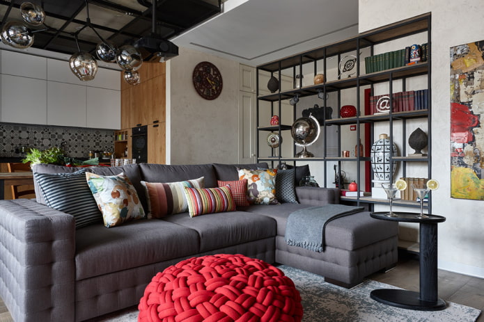 Trennwand in Form eines Regals im Innenraum im Loft-Stil