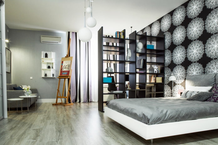 Trennwand in Form eines Regals im Inneren eines Studio-Apartments