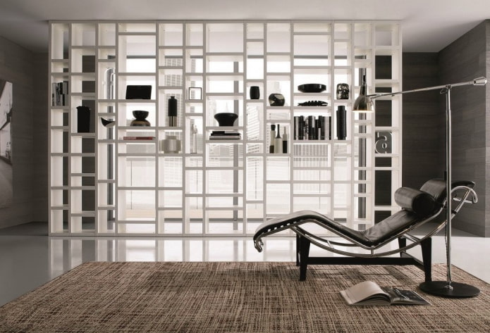 Trennwand in Form eines Regals im Innenraum im Hightech-Stil