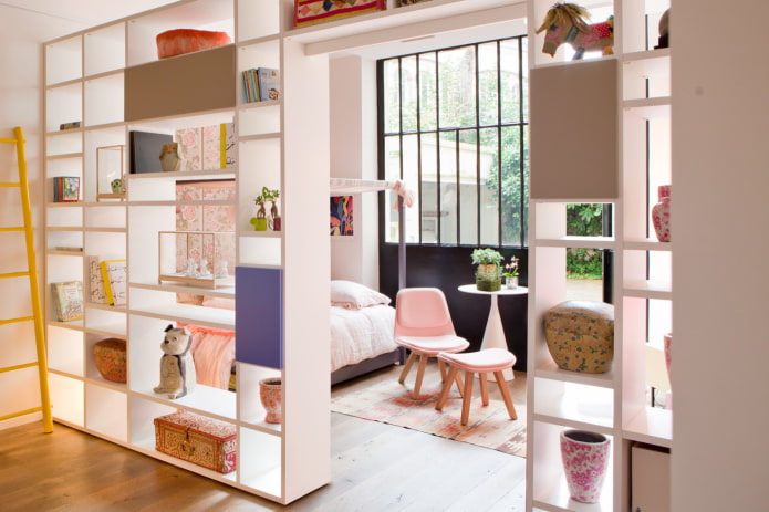 Trennwand in Form eines Regals mit Designer-Accessoires im Innenraum