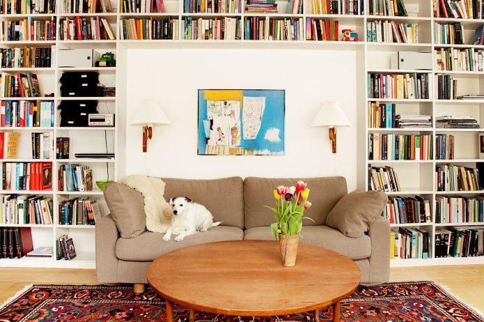 Bücherregal im Innenraum