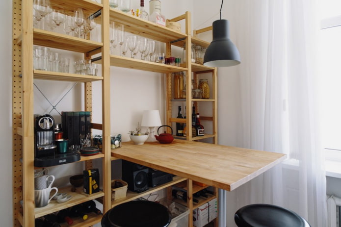 Regalstruktur im Kücheninterieur