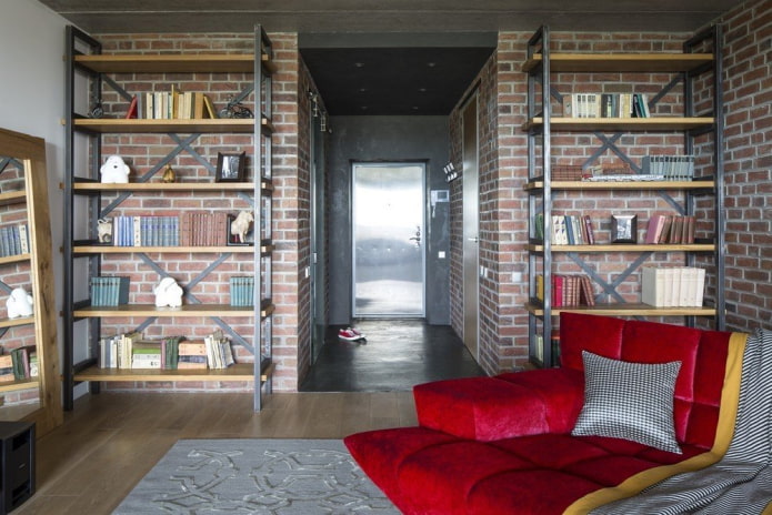 Regalstruktur im Innenraum im Loft-Stil