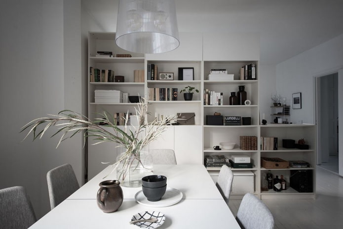 Regalstruktur im Innenraum im Stil des Minimalismus